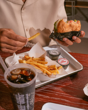 وجبة برجر بيف شوتس مع البطاطس