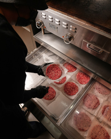 تحضير اللحم الطازج في بيف شوتس