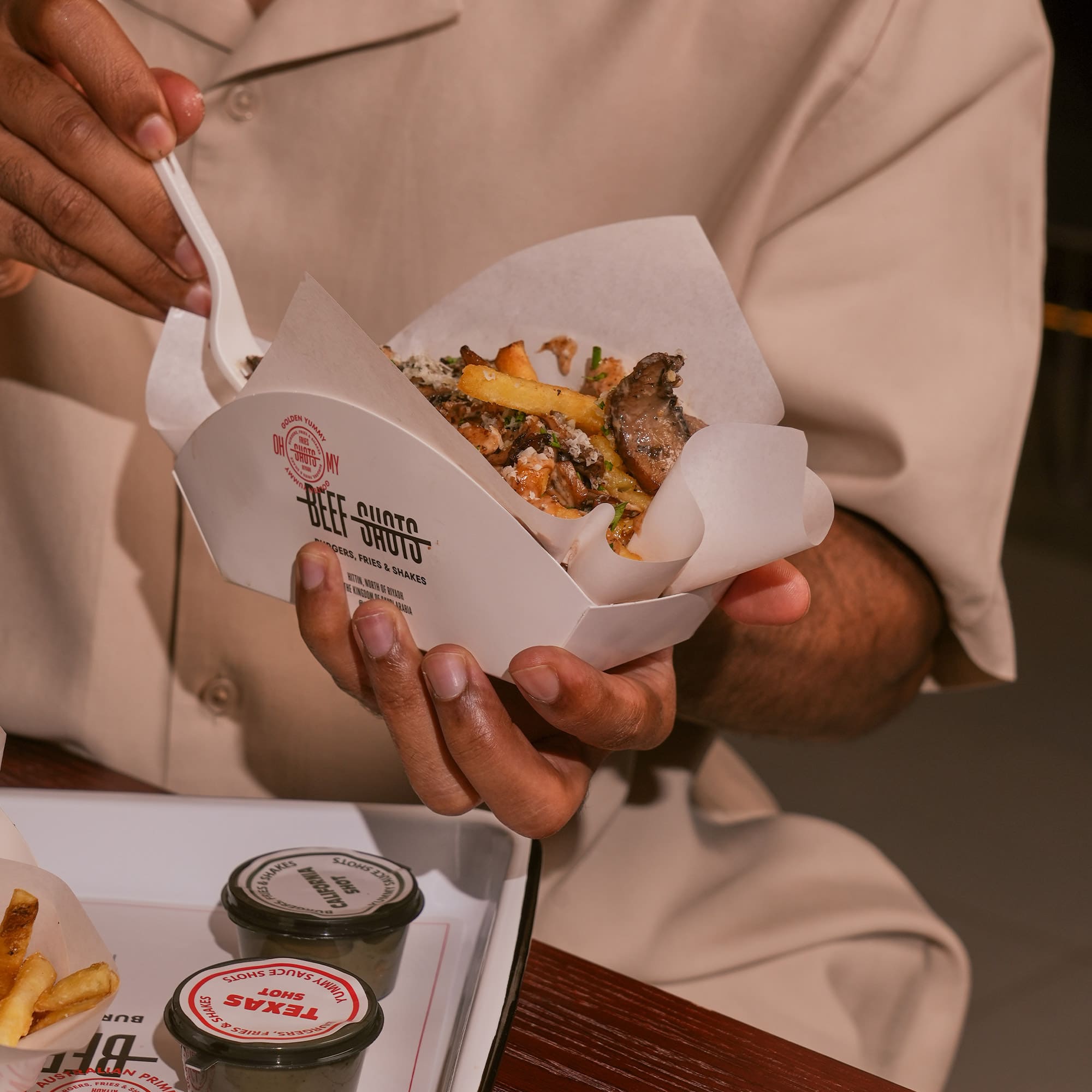 مطعم برجر في الرياض | بيف شوتس صورة من مطعم بيف شوتس في الرياض، متخصص في برجر اللحم الأسترالي الفاخر. يقدم تكساس بيف لود، كاليفورنيا برجر، أوكلاهوما ستايل، ووايلد ترافل المصنوع من الترفل الإيطالي الحقيقي مع صوصات أصلية. فروعنا في التحلية وحطين، ومتواجدون عبر تطبيقات التوصيل المعروفة.