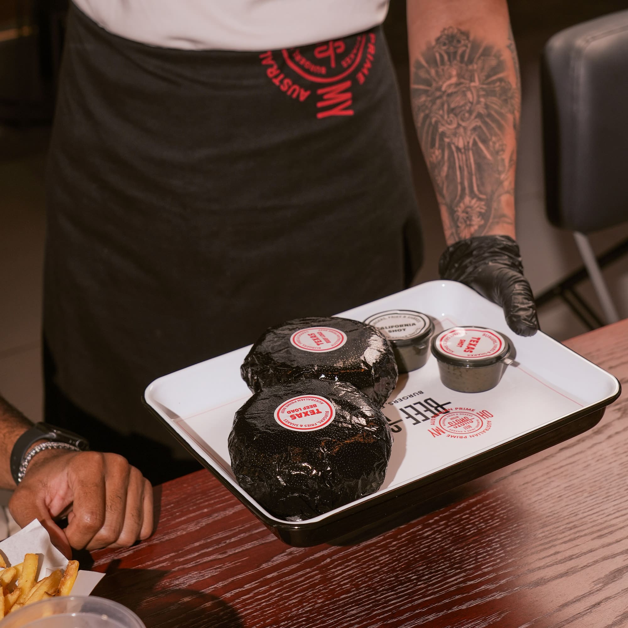 مطعم برجر في الرياض | بيف شوتس صورة من مطعم بيف شوتس في الرياض، متخصص في برجر اللحم الأسترالي الفاخر. يقدم تكساس بيف لود، كاليفورنيا برجر، أوكلاهوما ستايل، ووايلد ترافل المصنوع من الترفل الإيطالي الحقيقي مع صوصات أصلية. فروعنا في التحلية وحطين، ومتواجدون عبر تطبيقات التوصيل المعروفة.