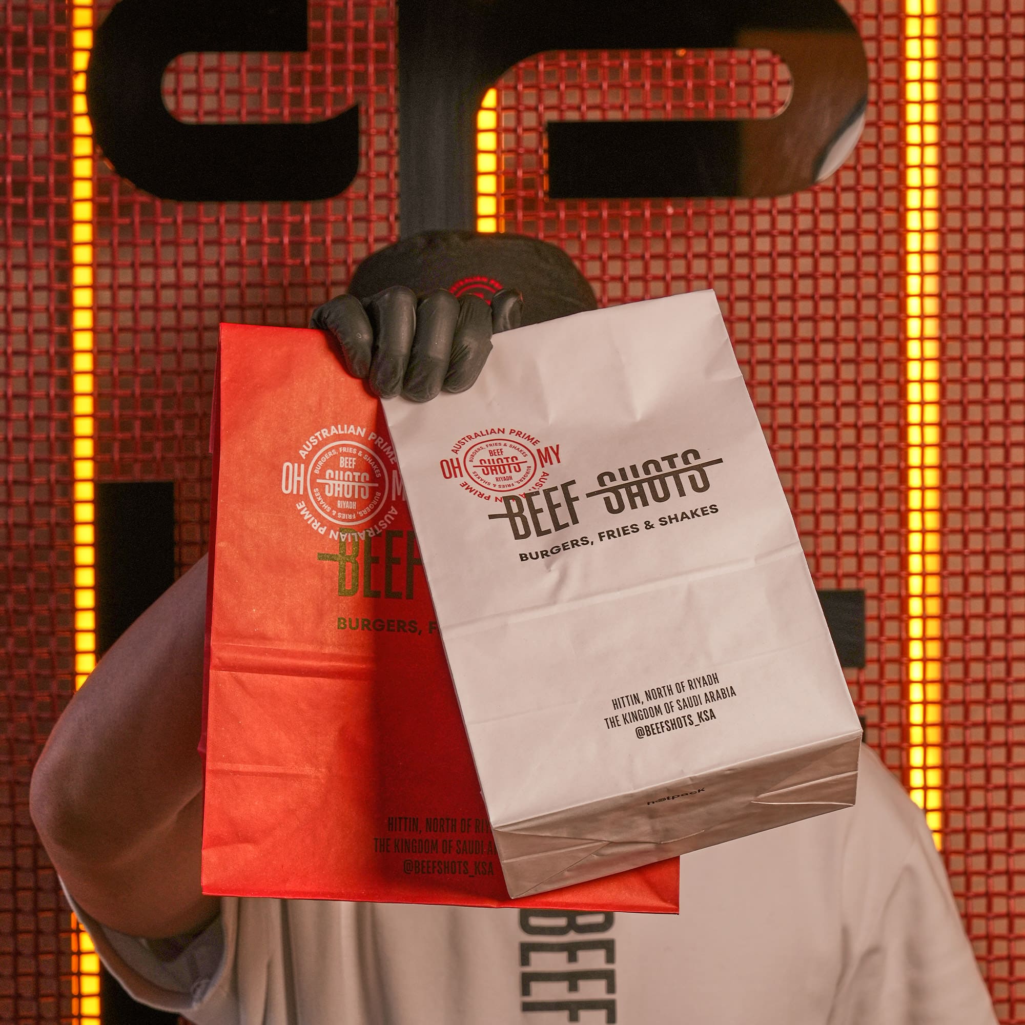 مطعم برجر في الرياض | بيف شوتس صورة من مطعم بيف شوتس في الرياض، متخصص في برجر اللحم الأسترالي الفاخر. يقدم تكساس بيف لود، كاليفورنيا برجر، أوكلاهوما ستايل، ووايلد ترافل المصنوع من الترفل الإيطالي الحقيقي مع صوصات أصلية. فروعنا في التحلية وحطين، ومتواجدون عبر تطبيقات التوصيل المعروفة.