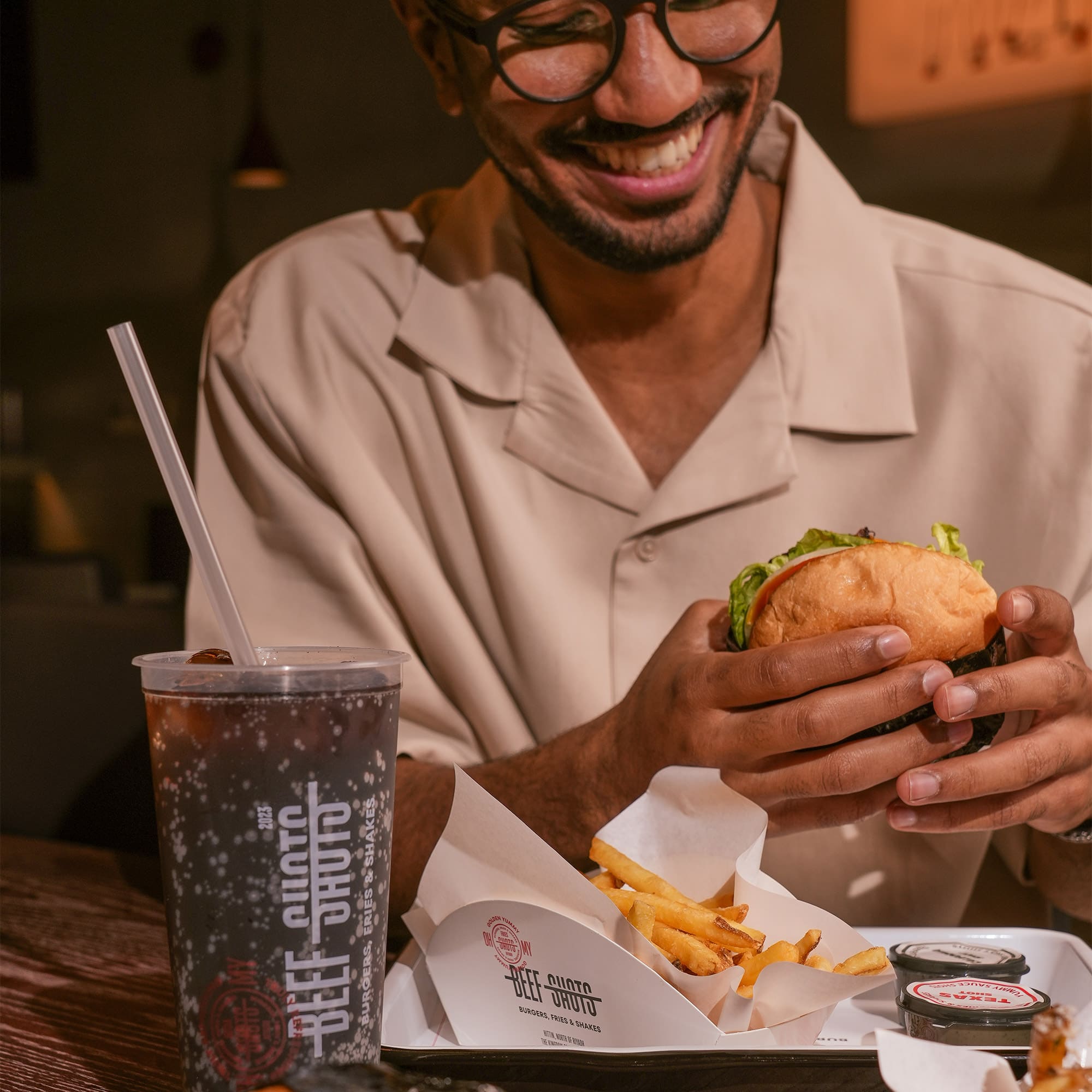 مطعم برجر في الرياض | بيف شوتس صورة من مطعم بيف شوتس في الرياض، متخصص في برجر اللحم الأسترالي الفاخر. يقدم تكساس بيف لود، كاليفورنيا برجر، أوكلاهوما ستايل، ووايلد ترافل المصنوع من الترفل الإيطالي الحقيقي مع صوصات أصلية. فروعنا في التحلية وحطين، ومتواجدون عبر تطبيقات التوصيل المعروفة.