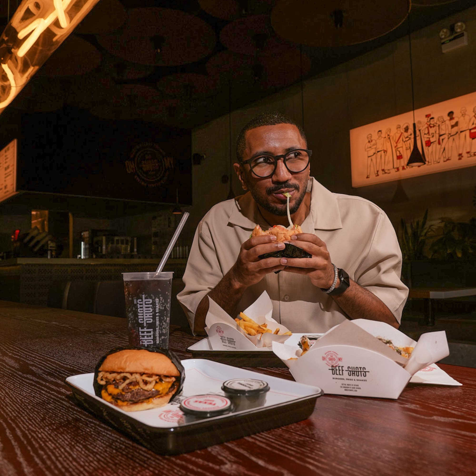 مطعم برجر في الرياض | بيف شوتس صورة من مطعم بيف شوتس في الرياض، متخصص في برجر اللحم الأسترالي الفاخر. يقدم تكساس بيف لود، كاليفورنيا برجر، أوكلاهوما ستايل، ووايلد ترافل المصنوع من الترفل الإيطالي الحقيقي مع صوصات أصلية. فروعنا في التحلية وحطين، ومتواجدون عبر تطبيقات التوصيل المعروفة.