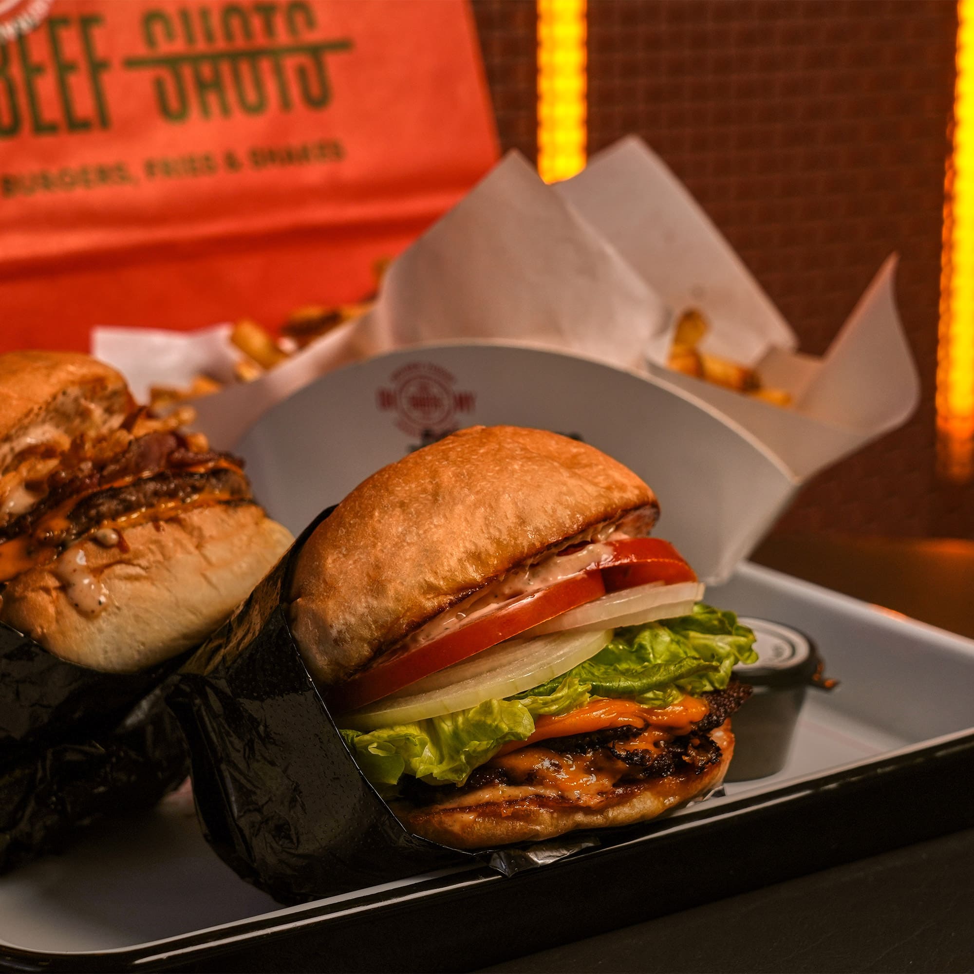 مطعم برجر في الرياض | بيف شوتس صورة من مطعم بيف شوتس في الرياض، متخصص في برجر اللحم الأسترالي الفاخر. يقدم تكساس بيف لود، كاليفورنيا برجر، أوكلاهوما ستايل، ووايلد ترافل المصنوع من الترفل الإيطالي الحقيقي مع صوصات أصلية. فروعنا في التحلية وحطين، ومتواجدون عبر تطبيقات التوصيل المعروفة.