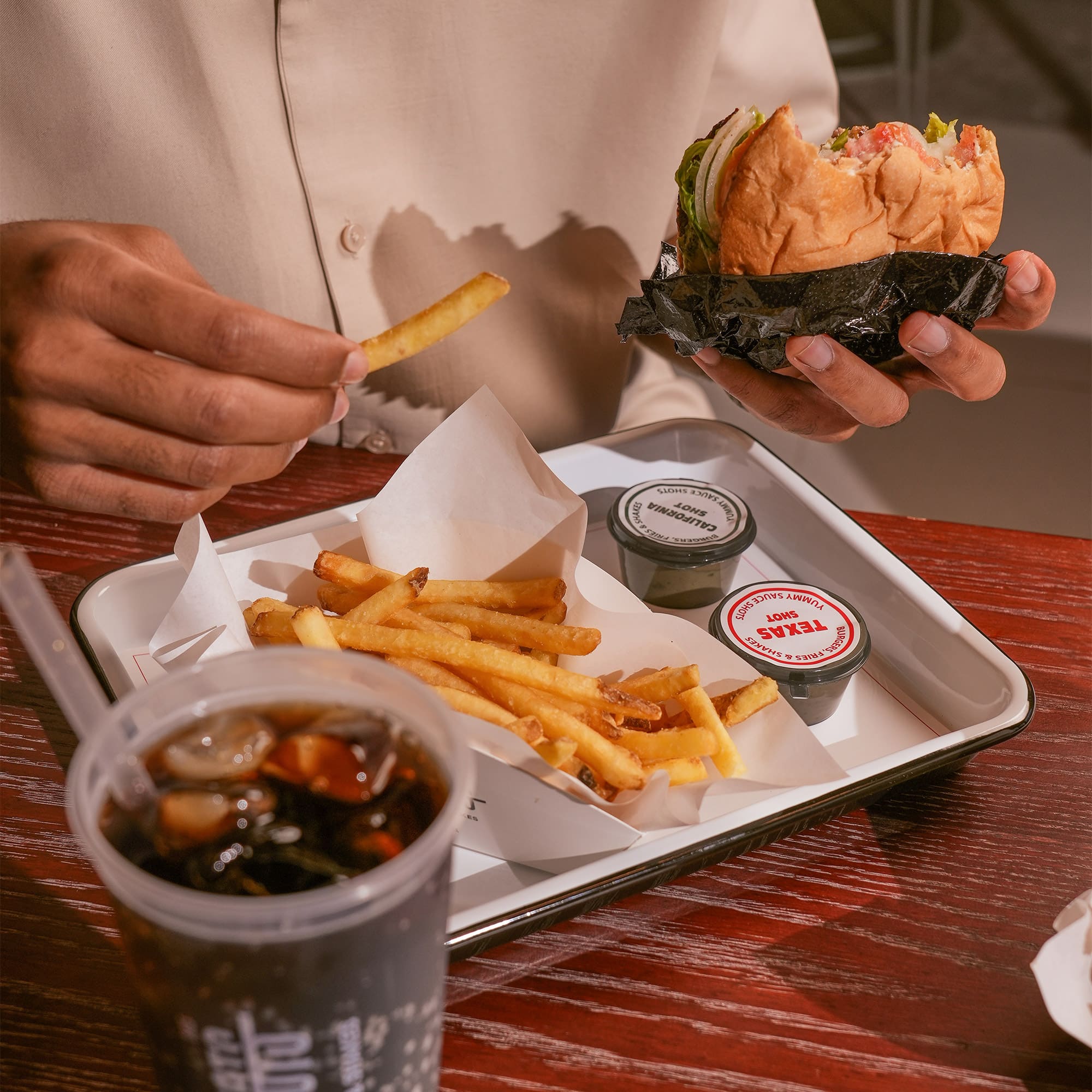 مطعم برجر في الرياض | بيف شوتس صورة من مطعم بيف شوتس في الرياض، متخصص في برجر اللحم الأسترالي الفاخر. يقدم تكساس بيف لود، كاليفورنيا برجر، أوكلاهوما ستايل، ووايلد ترافل المصنوع من الترفل الإيطالي الحقيقي مع صوصات أصلية. فروعنا في التحلية وحطين، ومتواجدون عبر تطبيقات التوصيل المعروفة.