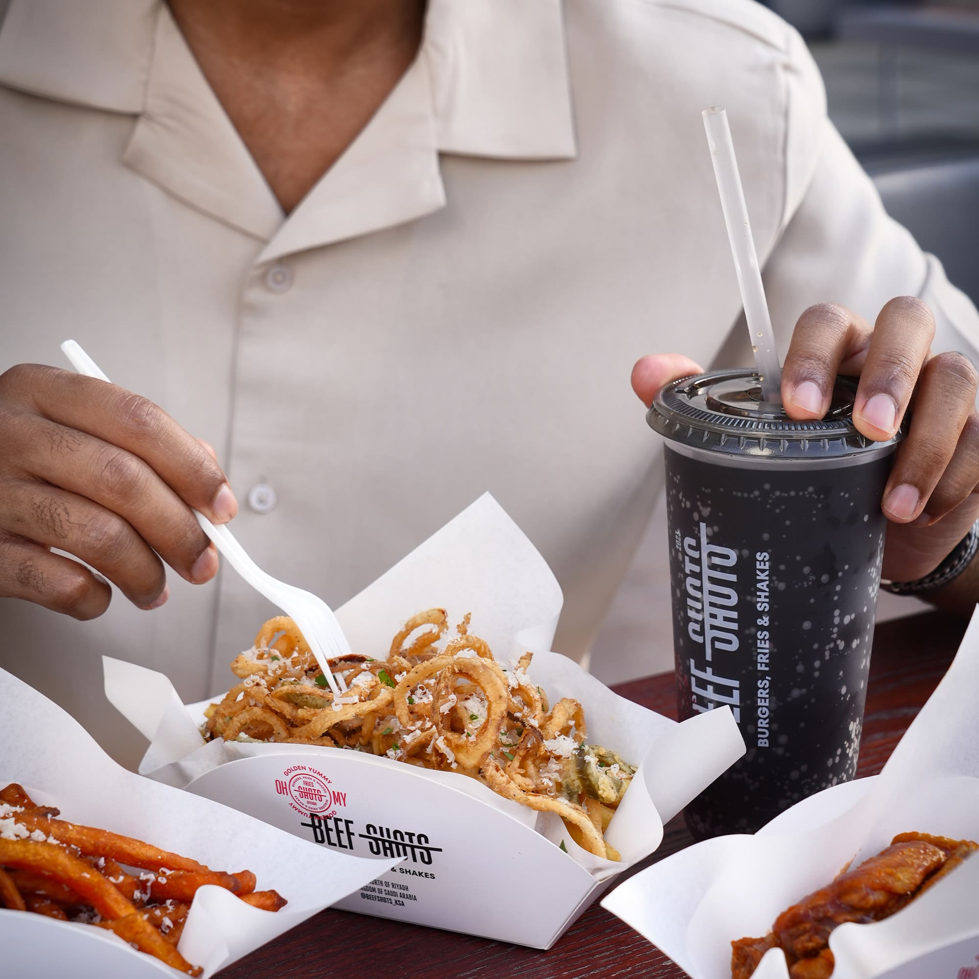 مطعم برجر في الرياض | بيف شوتس صورة من مطعم بيف شوتس في الرياض، متخصص في برجر اللحم الأسترالي الفاخر. يقدم تكساس بيف لود، كاليفورنيا برجر، أوكلاهوما ستايل، ووايلد ترافل المصنوع من الترفل الإيطالي الحقيقي مع صوصات أصلية. فروعنا في التحلية وحطين، ومتواجدون عبر تطبيقات التوصيل المعروفة.