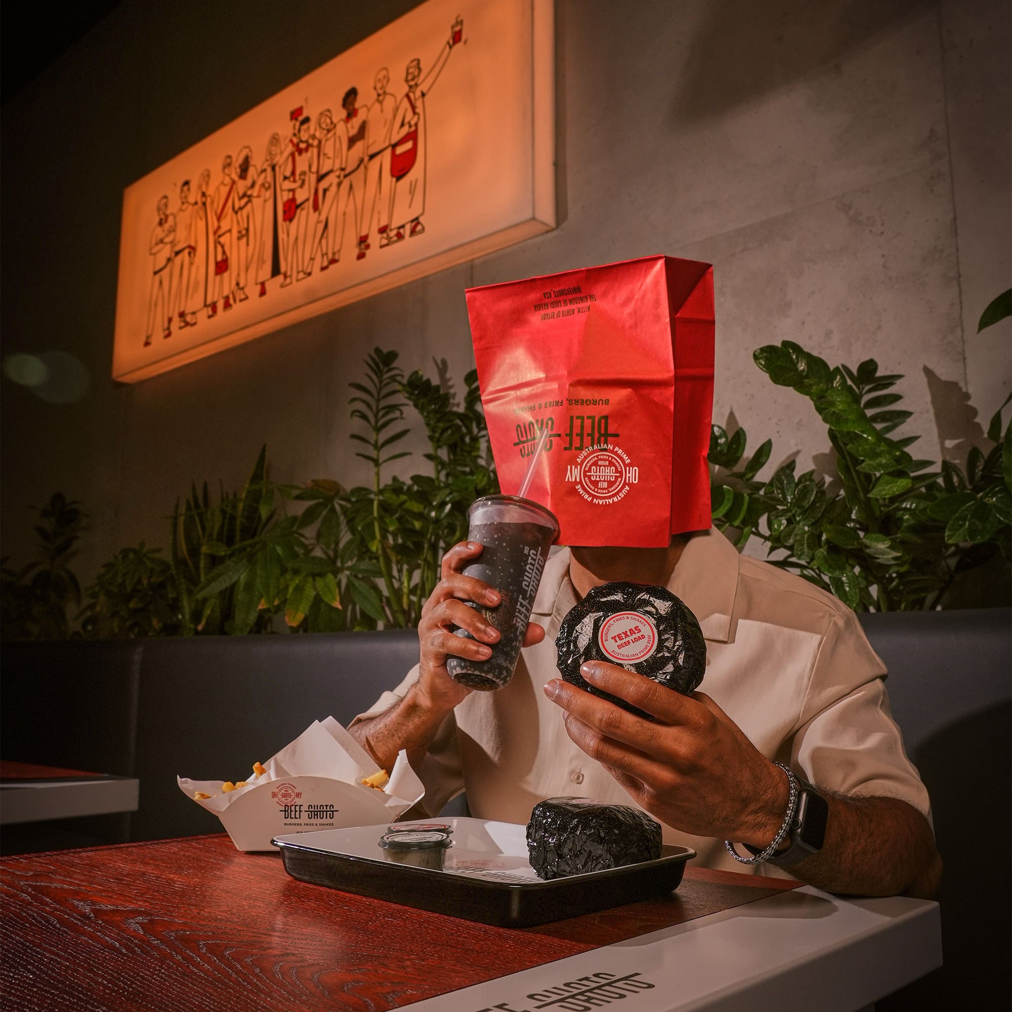 مطعم برجر في الرياض | بيف شوتس صورة من مطعم بيف شوتس في الرياض، متخصص في برجر اللحم الأسترالي الفاخر. يقدم تكساس بيف لود، كاليفورنيا برجر، أوكلاهوما ستايل، ووايلد ترافل المصنوع من الترفل الإيطالي الحقيقي مع صوصات أصلية. فروعنا في التحلية وحطين، ومتواجدون عبر تطبيقات التوصيل المعروفة.