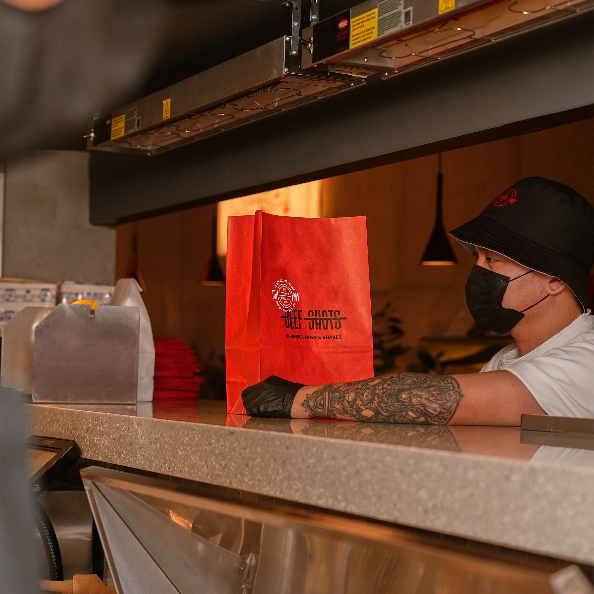 مطعم برجر في الرياض | بيف شوتس صورة من مطعم بيف شوتس في الرياض، متخصص في برجر اللحم الأسترالي الفاخر. يقدم تكساس بيف لود، كاليفورنيا برجر، أوكلاهوما ستايل، ووايلد ترافل المصنوع من الترفل الإيطالي الحقيقي مع صوصات أصلية. فروعنا في التحلية وحطين، ومتواجدون عبر تطبيقات التوصيل المعروفة.