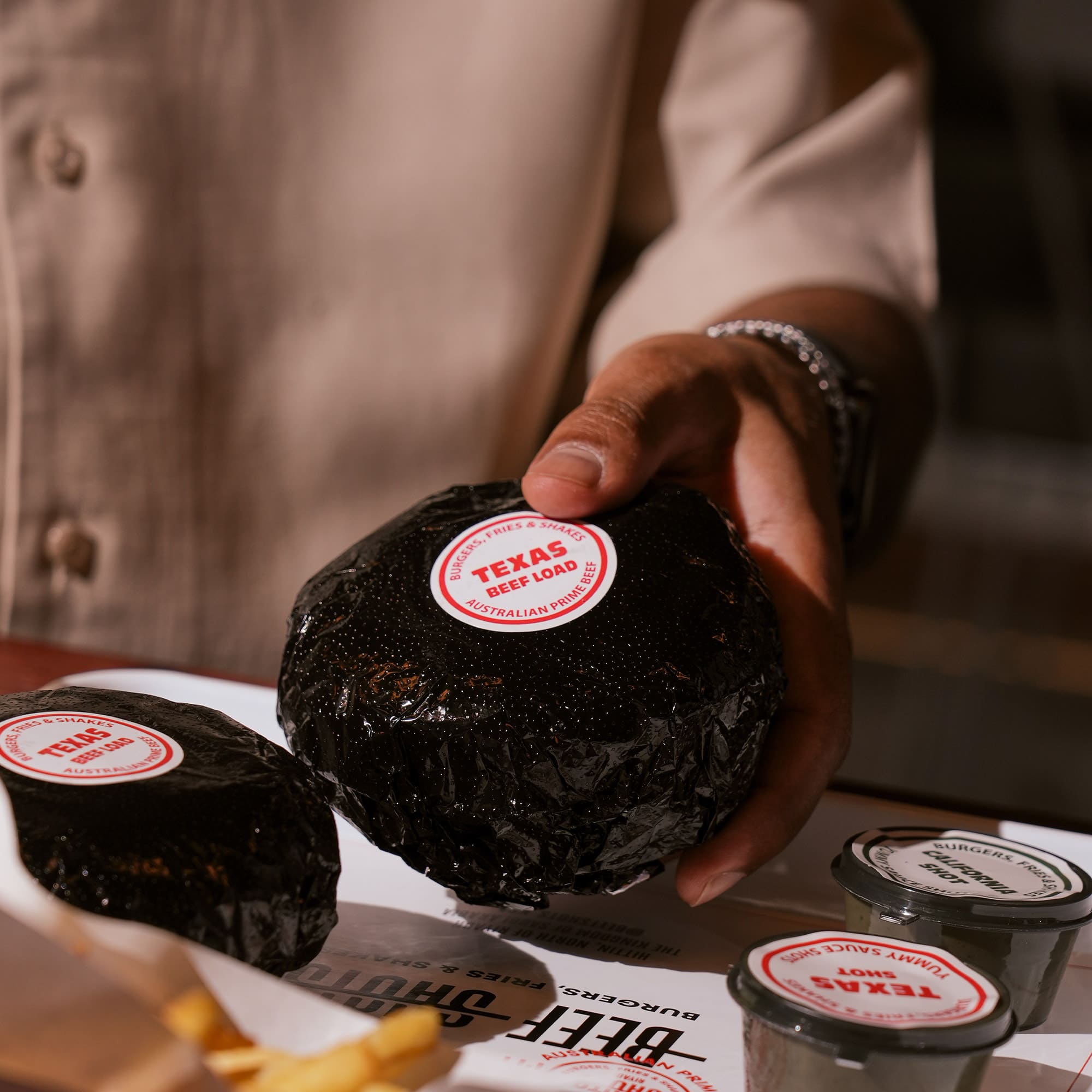 مطعم برجر في الرياض | بيف شوتس صورة من مطعم بيف شوتس في الرياض، متخصص في برجر اللحم الأسترالي الفاخر. يقدم تكساس بيف لود، كاليفورنيا برجر، أوكلاهوما ستايل، ووايلد ترافل المصنوع من الترفل الإيطالي الحقيقي مع صوصات أصلية. فروعنا في التحلية وحطين، ومتواجدون عبر تطبيقات التوصيل المعروفة.