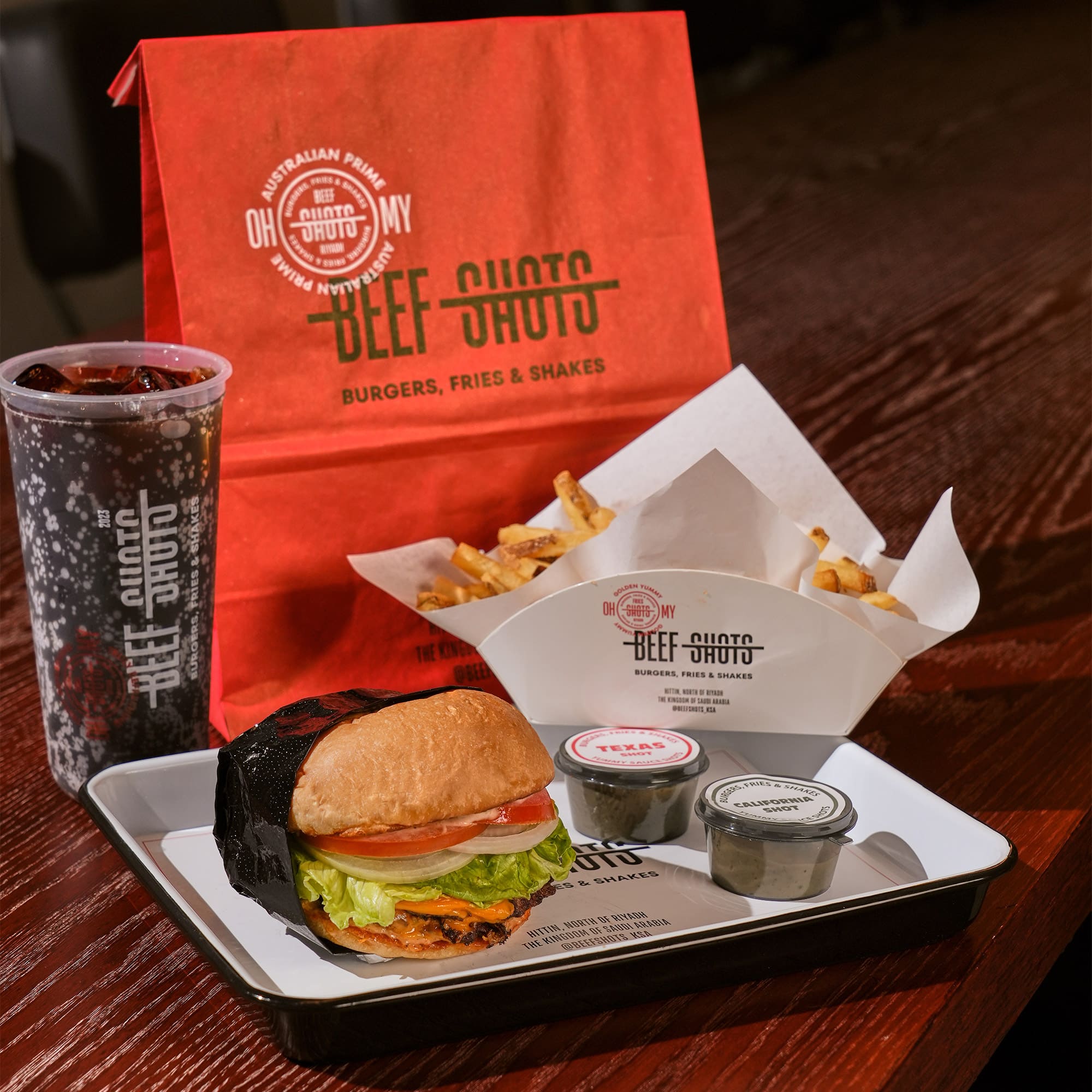 مطعم برجر في الرياض | بيف شوتس صورة من مطعم بيف شوتس في الرياض، متخصص في برجر اللحم الأسترالي الفاخر. يقدم تكساس بيف لود، كاليفورنيا برجر، أوكلاهوما ستايل، ووايلد ترافل المصنوع من الترفل الإيطالي الحقيقي مع صوصات أصلية. فروعنا في التحلية وحطين، ومتواجدون عبر تطبيقات التوصيل المعروفة.