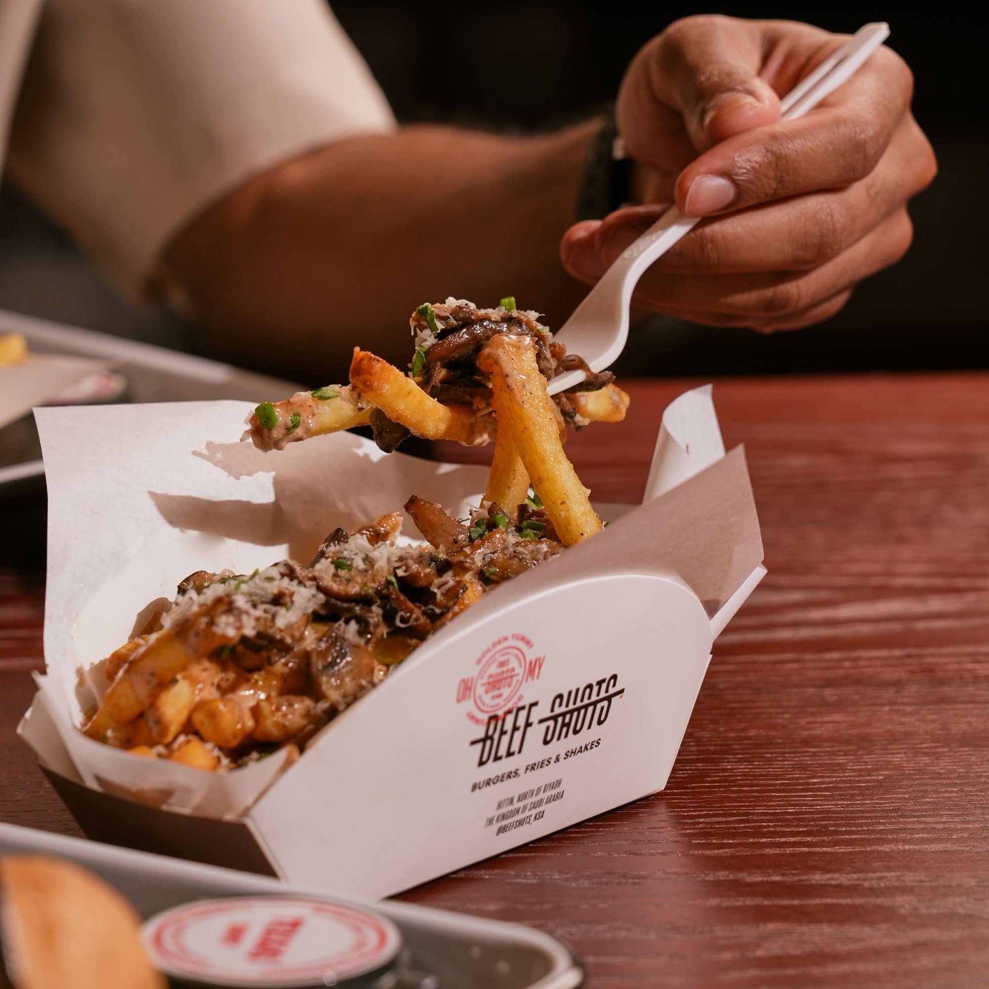 مطعم برجر في الرياض | بيف شوتس صورة من مطعم بيف شوتس في الرياض، متخصص في برجر اللحم الأسترالي الفاخر. يقدم تكساس بيف لود، كاليفورنيا برجر، أوكلاهوما ستايل، ووايلد ترافل المصنوع من الترفل الإيطالي الحقيقي مع صوصات أصلية. فروعنا في التحلية وحطين، ومتواجدون عبر تطبيقات التوصيل المعروفة.