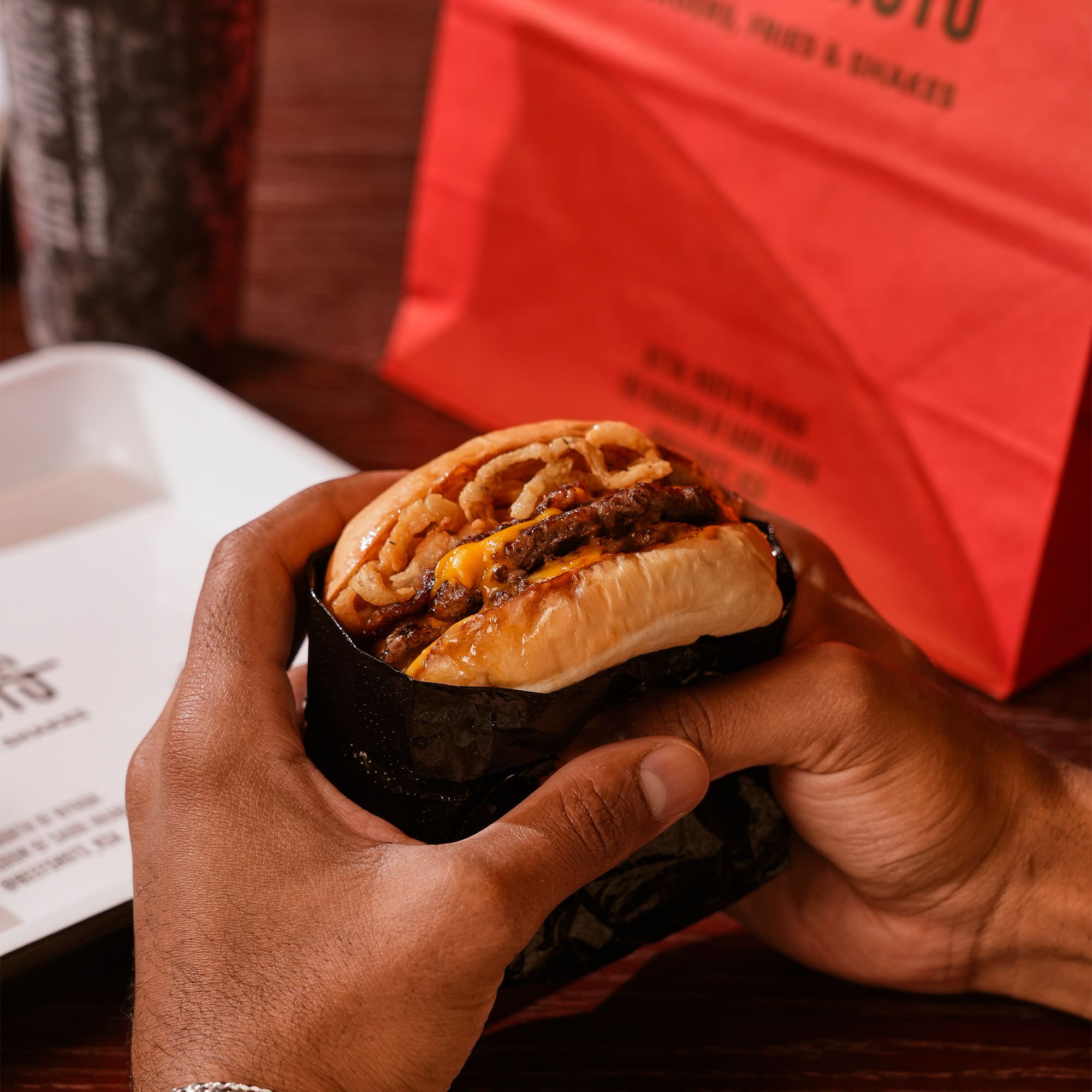 مطعم برجر في الرياض | بيف شوتس صورة من مطعم بيف شوتس في الرياض، متخصص في برجر اللحم الأسترالي الفاخر. يقدم تكساس بيف لود، كاليفورنيا برجر، أوكلاهوما ستايل، ووايلد ترافل المصنوع من الترفل الإيطالي الحقيقي مع صوصات أصلية. فروعنا في التحلية وحطين، ومتواجدون عبر تطبيقات التوصيل المعروفة.