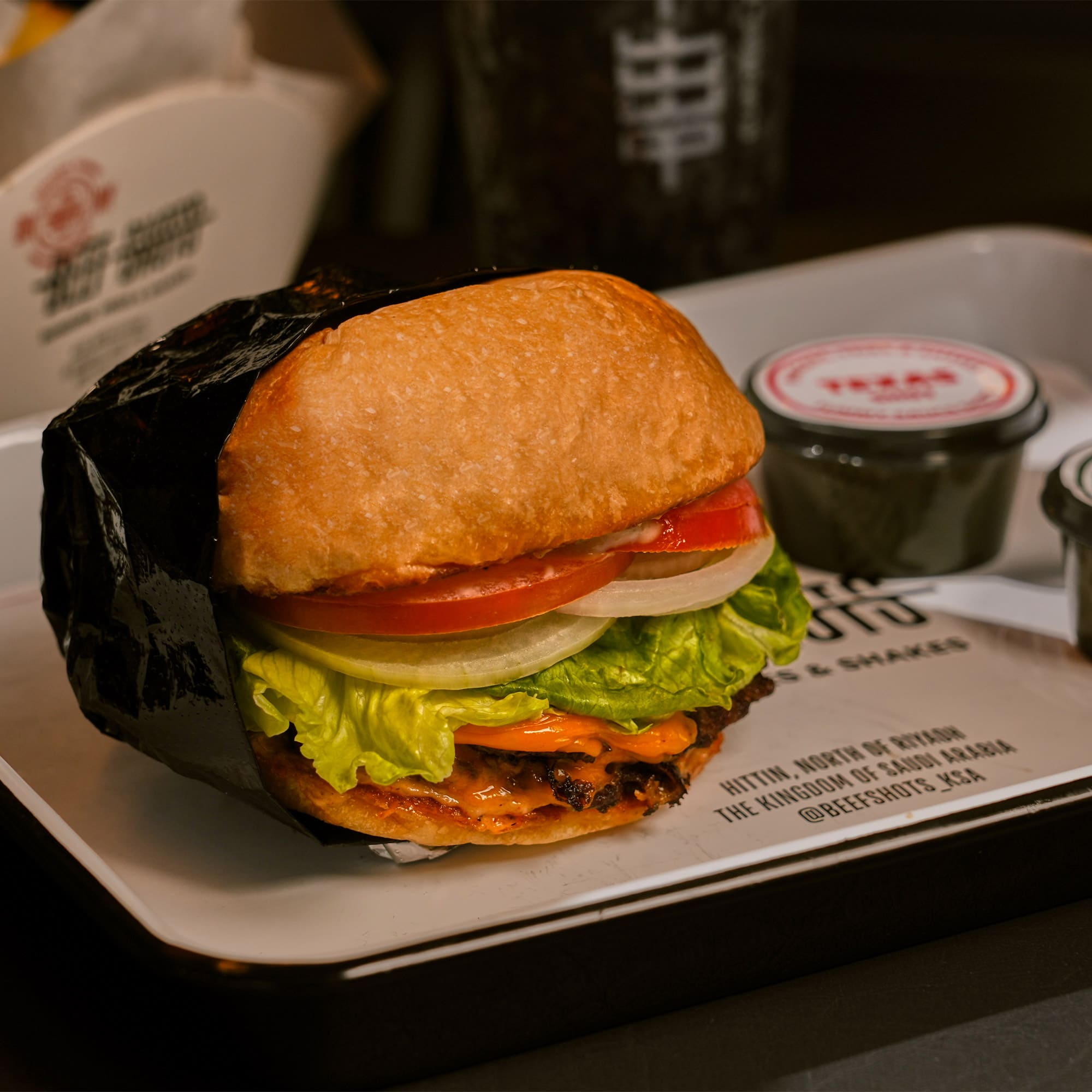 مطعم برجر في الرياض | بيف شوتس صورة من مطعم بيف شوتس في الرياض، متخصص في برجر اللحم الأسترالي الفاخر. يقدم تكساس بيف لود، كاليفورنيا كلاسيك، أوكلاهوما ستايل، ووايلد ترافل المصنوع من الترفل الإيطالي الحقيقي مع صوصات أصلية. فروعنا في التحلية وحطين، ومتواجدون عبر تطبيقات التوصيل المعروفة.