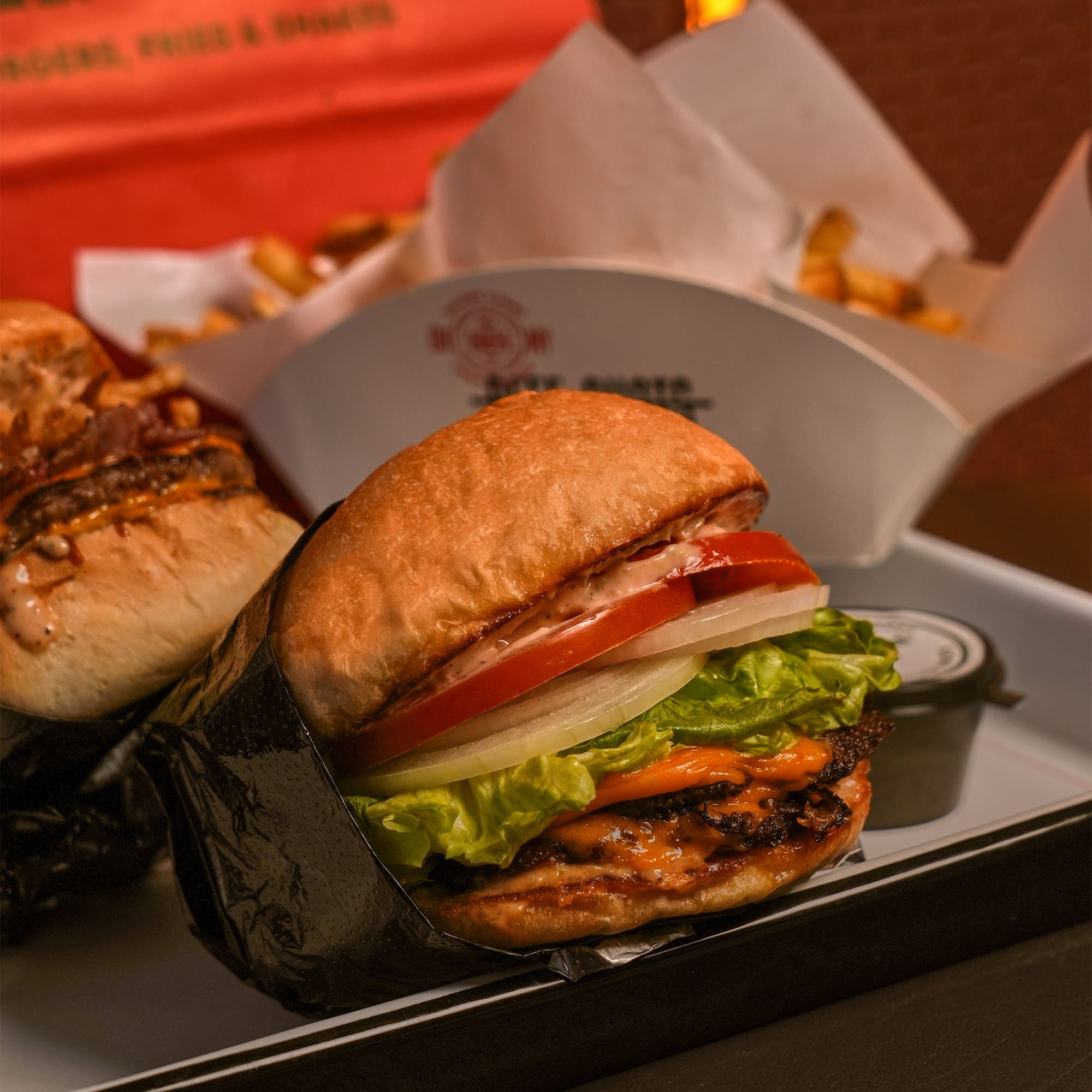 مطعم برجر في الرياض | بيف شوتس صورة من مطعم بيف شوتس في الرياض، متخصص في برجر اللحم الأسترالي الفاخر. يقدم تكساس بيف لود، كاليفورنيا برجر، أوكلاهوما ستايل، ووايلد ترافل المصنوع من الترفل الإيطالي الحقيقي مع صوصات أصلية. فروعنا في التحلية وحطين، ومتواجدون عبر تطبيقات التوصيل المعروفة.