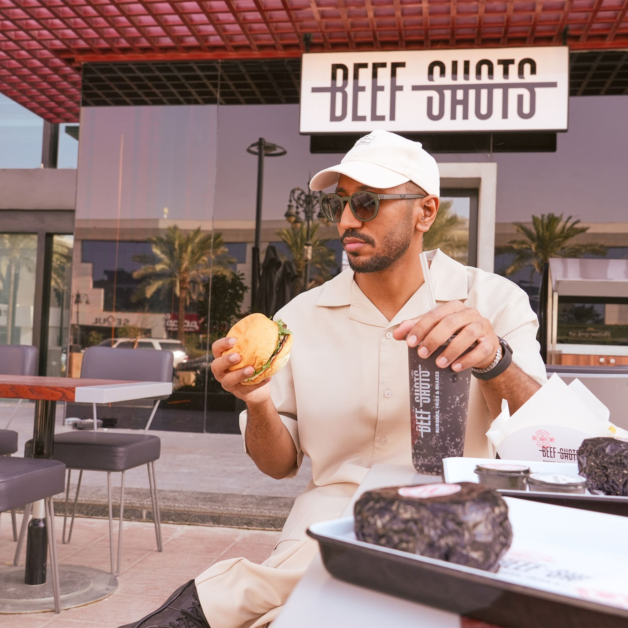 مطعم برجر في الرياض | بيف شوتس صورة من مطعم بيف شوتس في الرياض، متخصص في برجر اللحم الأسترالي الفاخر. يقدم تكساس بيف لود، كاليفورنيا كلاسيك، أوكلاهوما ستايل، ووايلد ترافل المصنوع من الترفل الإيطالي الحقيقي مع صوصات أصلية. فروعنا في التحلية وحطين، ومتواجدون عبر تطبيقات التوصيل المعروفة.