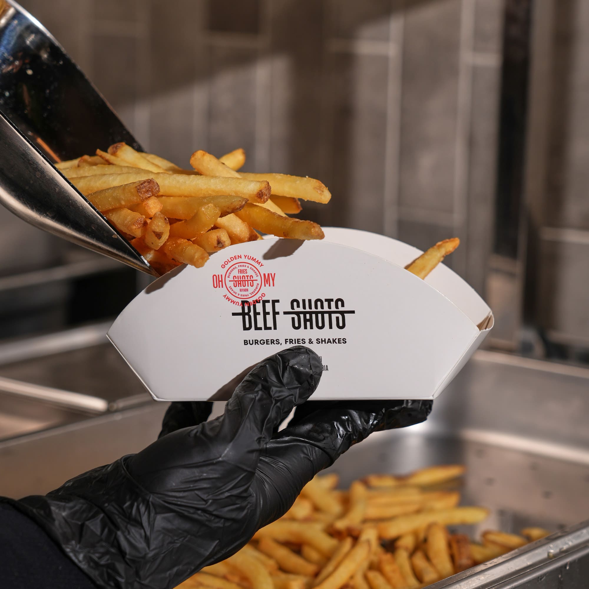 مطعم برجر في الرياض | بيف شوتس صورة من مطعم بيف شوتس في الرياض، متخصص في برجر اللحم الأسترالي الفاخر. يقدم تكساس بيف لود، كاليفورنيا برجر، أوكلاهوما ستايل، ووايلد ترافل المصنوع من الترفل الإيطالي الحقيقي مع صوصات أصلية. فروعنا في التحلية وحطين، ومتواجدون عبر تطبيقات التوصيل المعروفة.