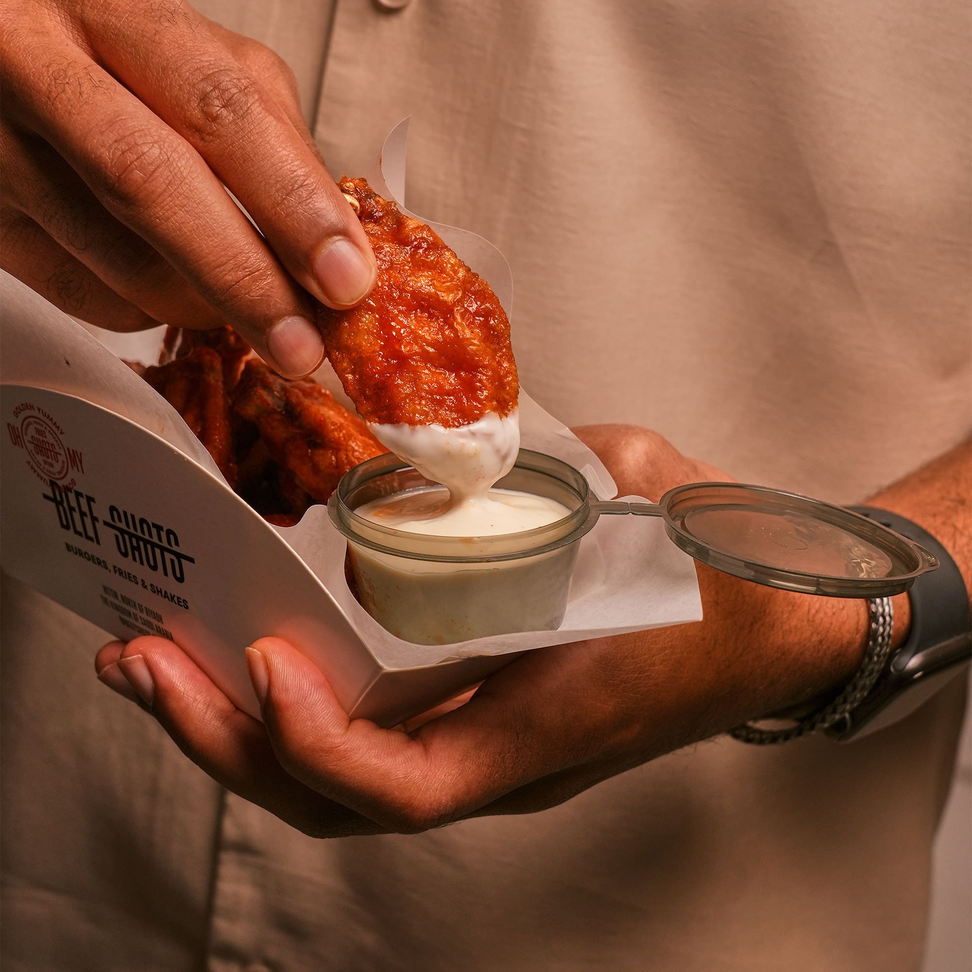 مطعم برجر في الرياض | بيف شوتس صورة من مطعم بيف شوتس في الرياض، متخصص في برجر اللحم الأسترالي الفاخر. يقدم تكساس بيف لود، كاليفورنيا كلاسيك، أوكلاهوما ستايل، ووايلد ترافل المصنوع من الترفل الإيطالي الحقيقي مع صوصات أصلية. فروعنا في التحلية وحطين، ومتواجدون عبر تطبيقات التوصيل المعروفة.