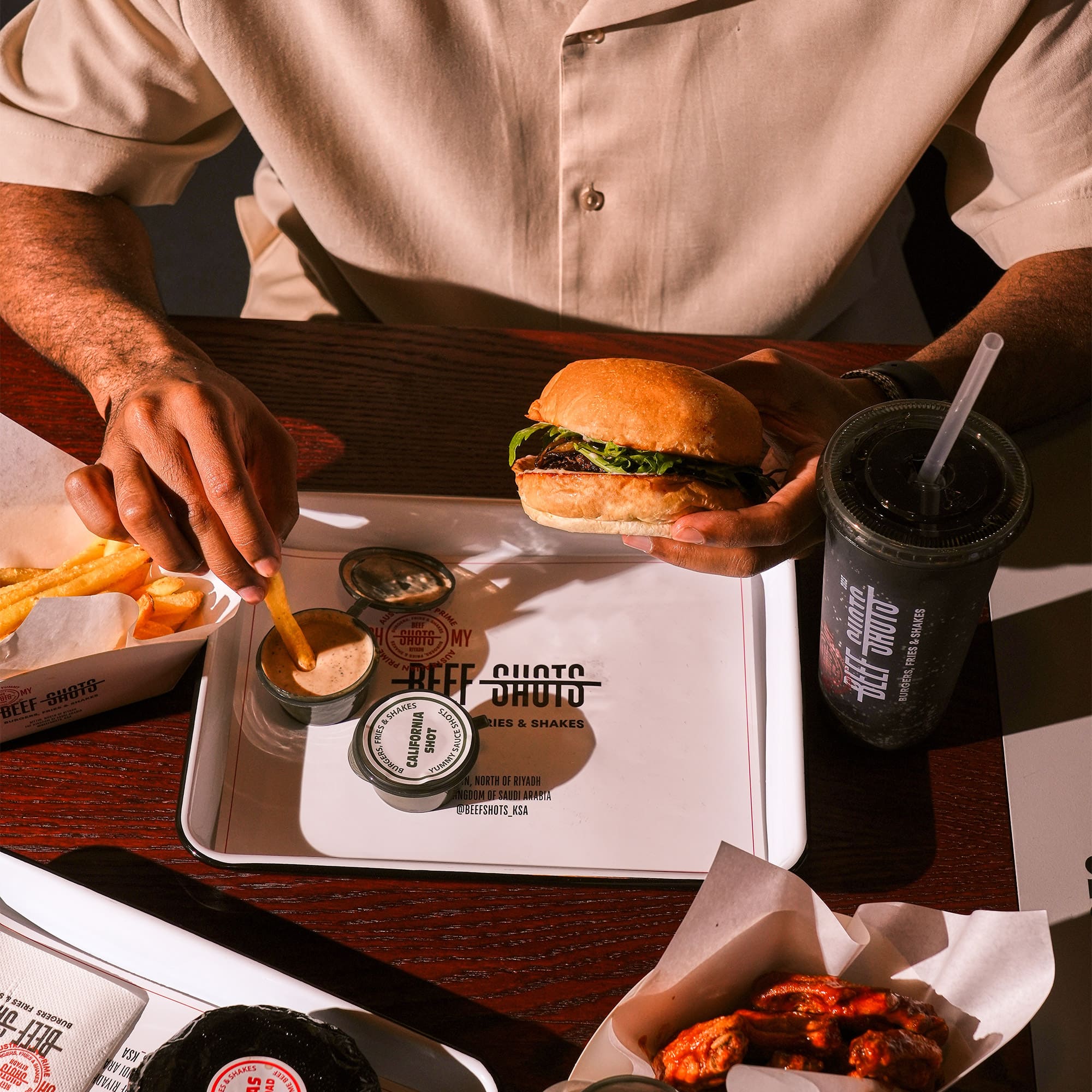 مطعم برجر في الرياض | بيف شوتس صورة من مطعم بيف شوتس في الرياض، متخصص في برجر اللحم الأسترالي الفاخر. يقدم تكساس بيف لود، كاليفورنيا كلاسيك، أوكلاهوما ستايل، ووايلد ترافل المصنوع من الترفل الإيطالي الحقيقي مع صوصات أصلية. فروعنا في التحلية وحطين، ومتواجدون عبر تطبيقات التوصيل المعروفة.