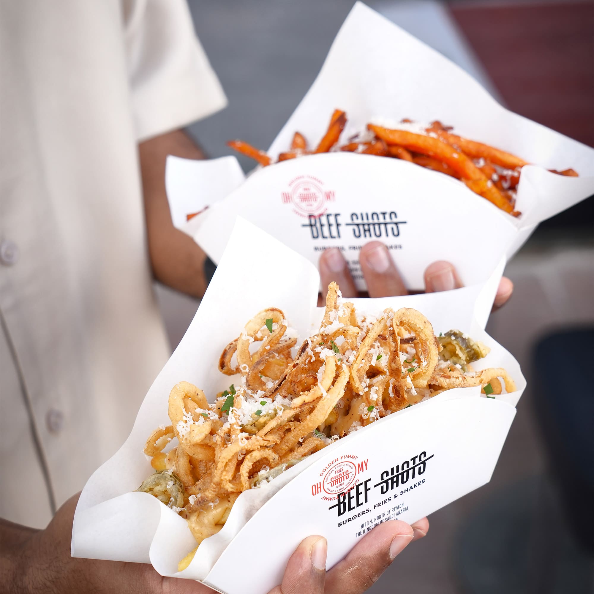 مطعم برجر في الرياض | بيف شوتس صورة من مطعم بيف شوتس في الرياض، متخصص في برجر اللحم الأسترالي الفاخر. يقدم تكساس بيف لود، كاليفورنيا كلاسيك، أوكلاهوما ستايل، ووايلد ترافل المصنوع من الترفل الإيطالي الحقيقي مع صوصات أصلية. فروعنا في التحلية وحطين، ومتواجدون عبر تطبيقات التوصيل المعروفة.