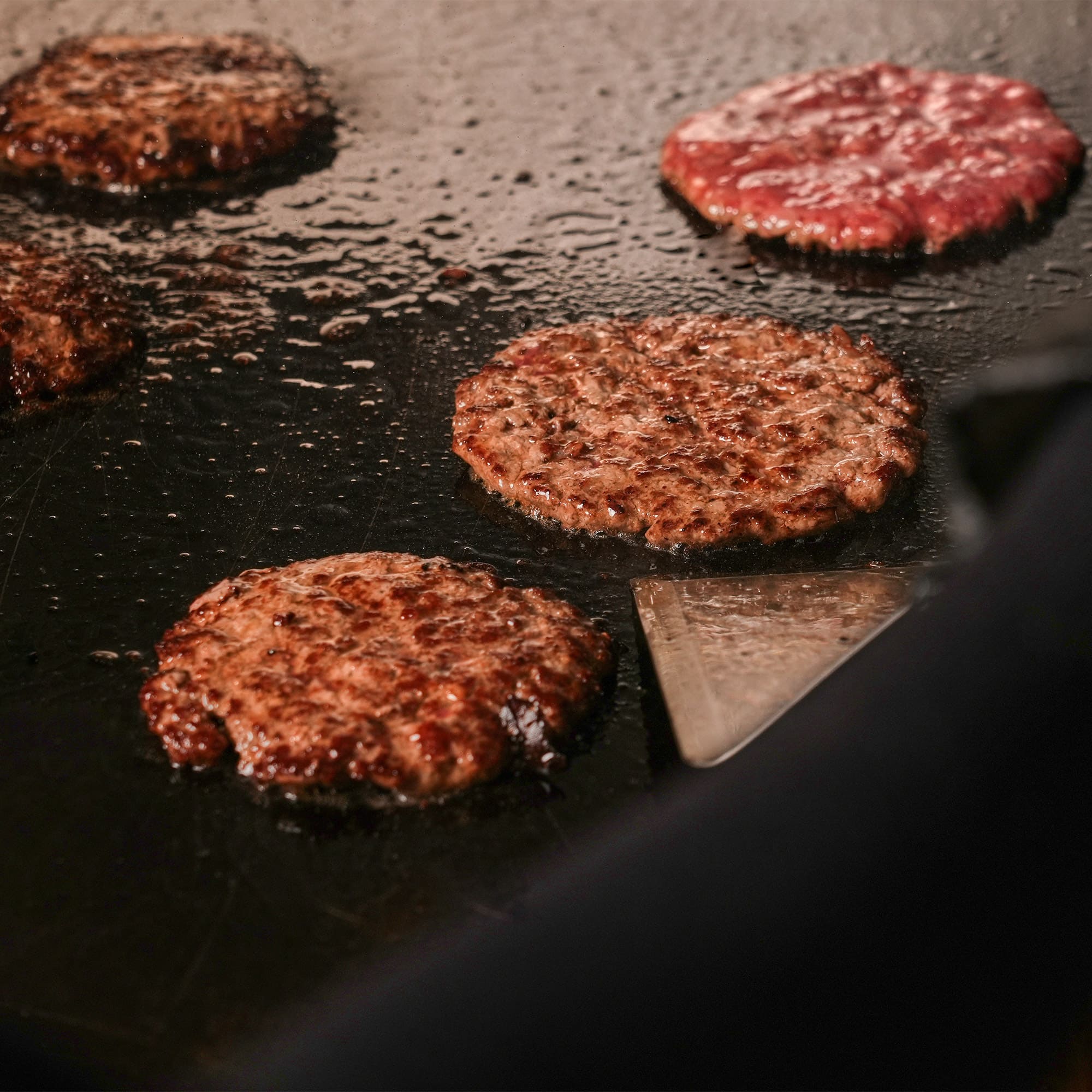 مطعم برجر في الرياض | بيف شوتس صورة من مطعم بيف شوتس في الرياض، متخصص في برجر اللحم الأسترالي الفاخر. يقدم تكساس بيف لود، كاليفورنيا كلاسيك، أوكلاهوما ستايل، ووايلد ترافل المصنوع من الترفل الإيطالي الحقيقي مع صوصات أصلية. فروعنا في التحلية وحطين، ومتواجدون عبر تطبيقات التوصيل المعروفة.