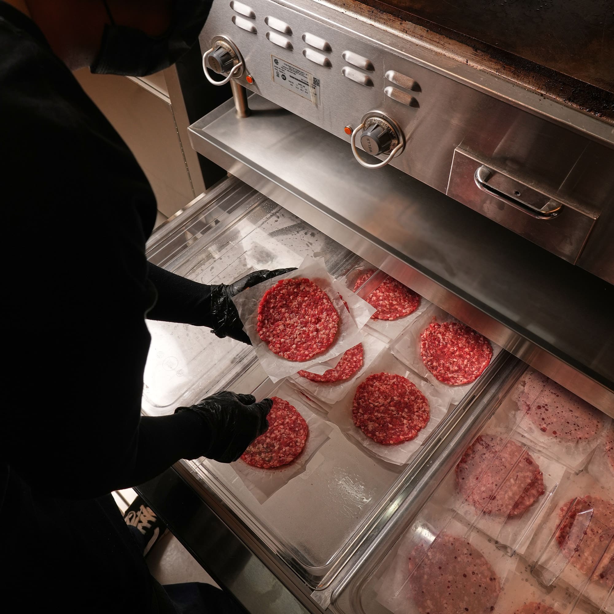 مطعم برجر في الرياض | بيف شوتس صورة من مطعم بيف شوتس في الرياض، متخصص في برجر اللحم الأسترالي الفاخر. يقدم تكساس بيف لود، كاليفورنيا كلاسيك، أوكلاهوما ستايل، ووايلد ترافل المصنوع من الترفل الإيطالي الحقيقي مع صوصات أصلية. فروعنا في التحلية وحطين، ومتواجدون عبر تطبيقات التوصيل المعروفة.