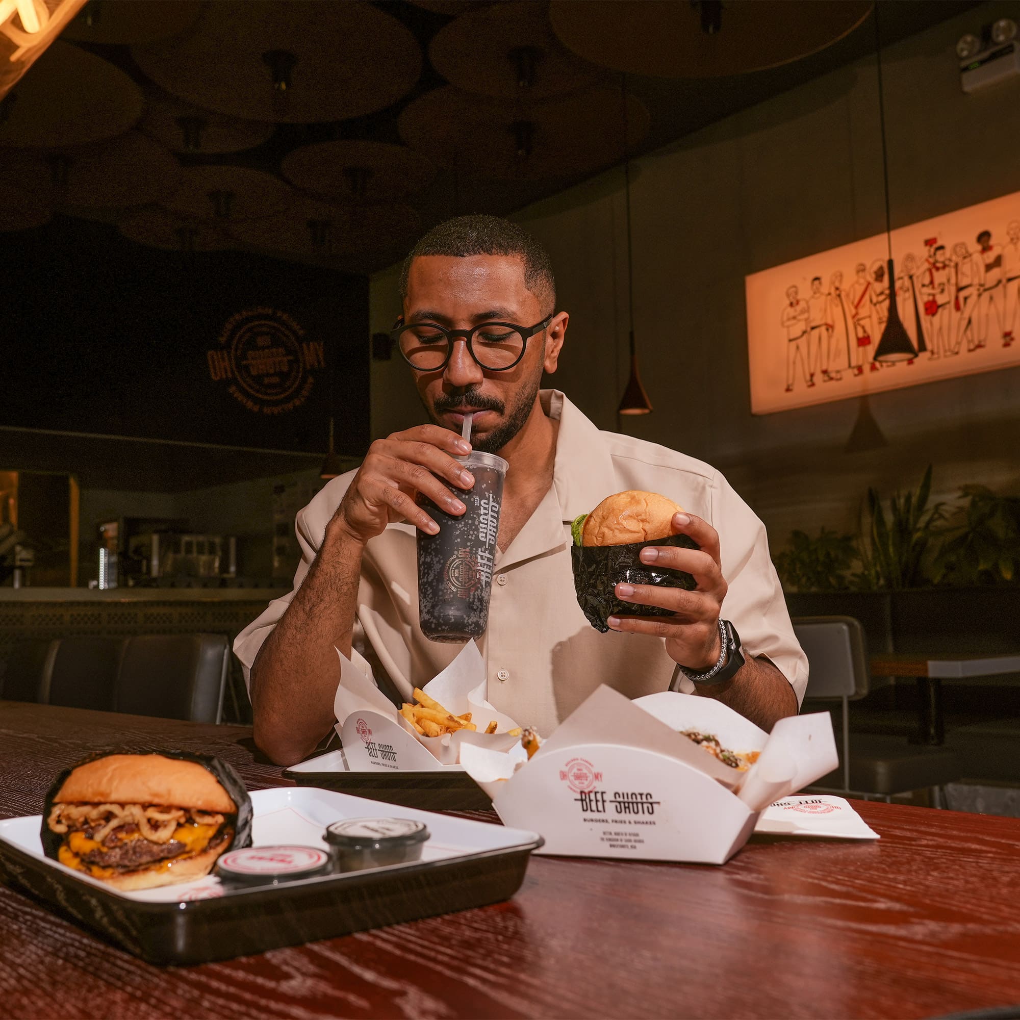 مطعم برجر في الرياض | بيف شوتس صورة من مطعم بيف شوتس في الرياض، متخصص في برجر اللحم الأسترالي الفاخر. يقدم تكساس بيف لود، كاليفورنيا كلاسيك، أوكلاهوما ستايل، ووايلد ترافل المصنوع من الترفل الإيطالي الحقيقي مع صوصات أصلية. فروعنا في التحلية وحطين، ومتواجدون عبر تطبيقات التوصيل المعروفة.