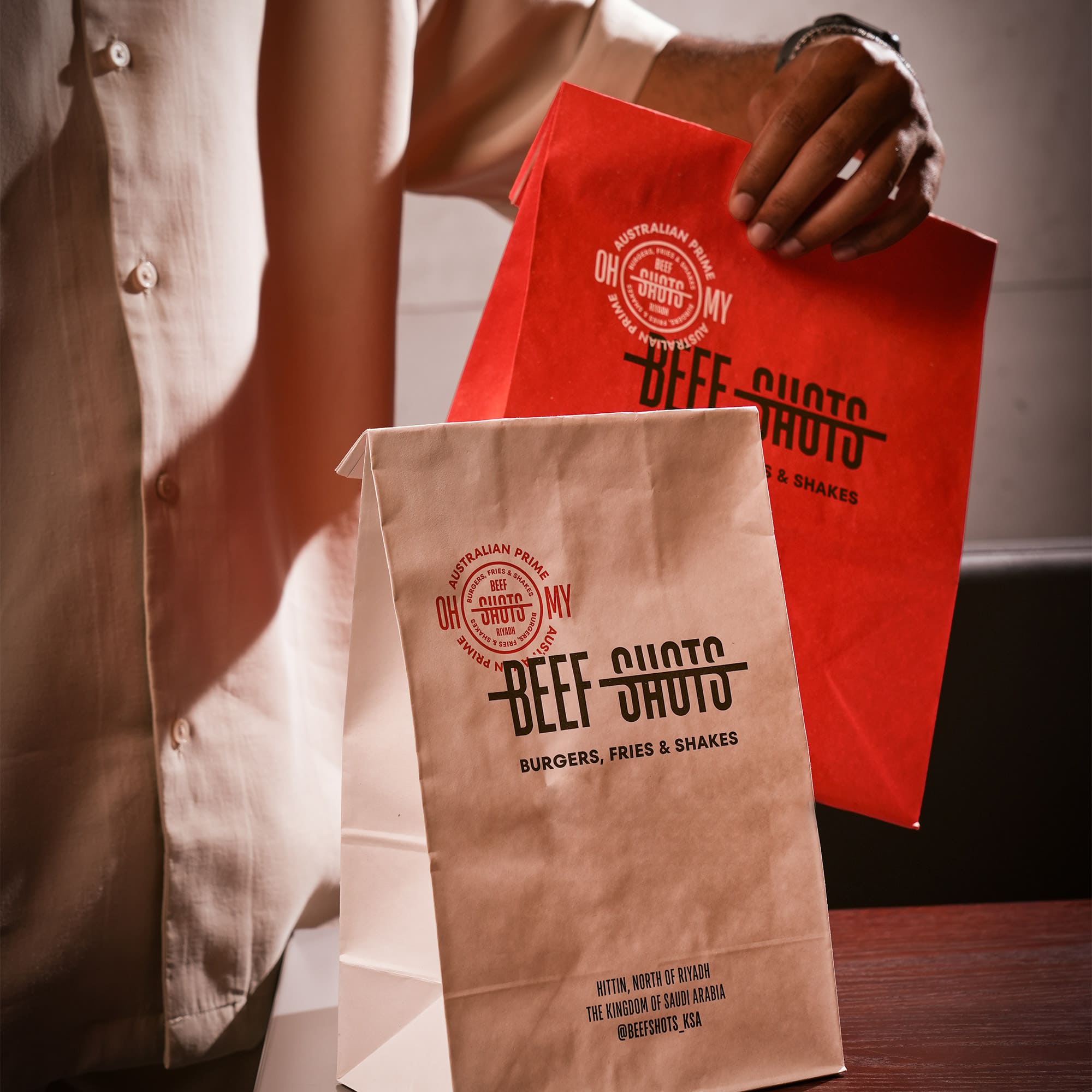 مطعم برجر في الرياض | بيف شوتس صورة من مطعم بيف شوتس في الرياض، متخصص في برجر اللحم الأسترالي الفاخر. يقدم تكساس بيف لود، كاليفورنيا كلاسيك، أوكلاهوما ستايل، ووايلد ترافل المصنوع من الترفل الإيطالي الحقيقي مع صوصات أصلية. فروعنا في التحلية وحطين، ومتواجدون عبر تطبيقات التوصيل المعروفة.