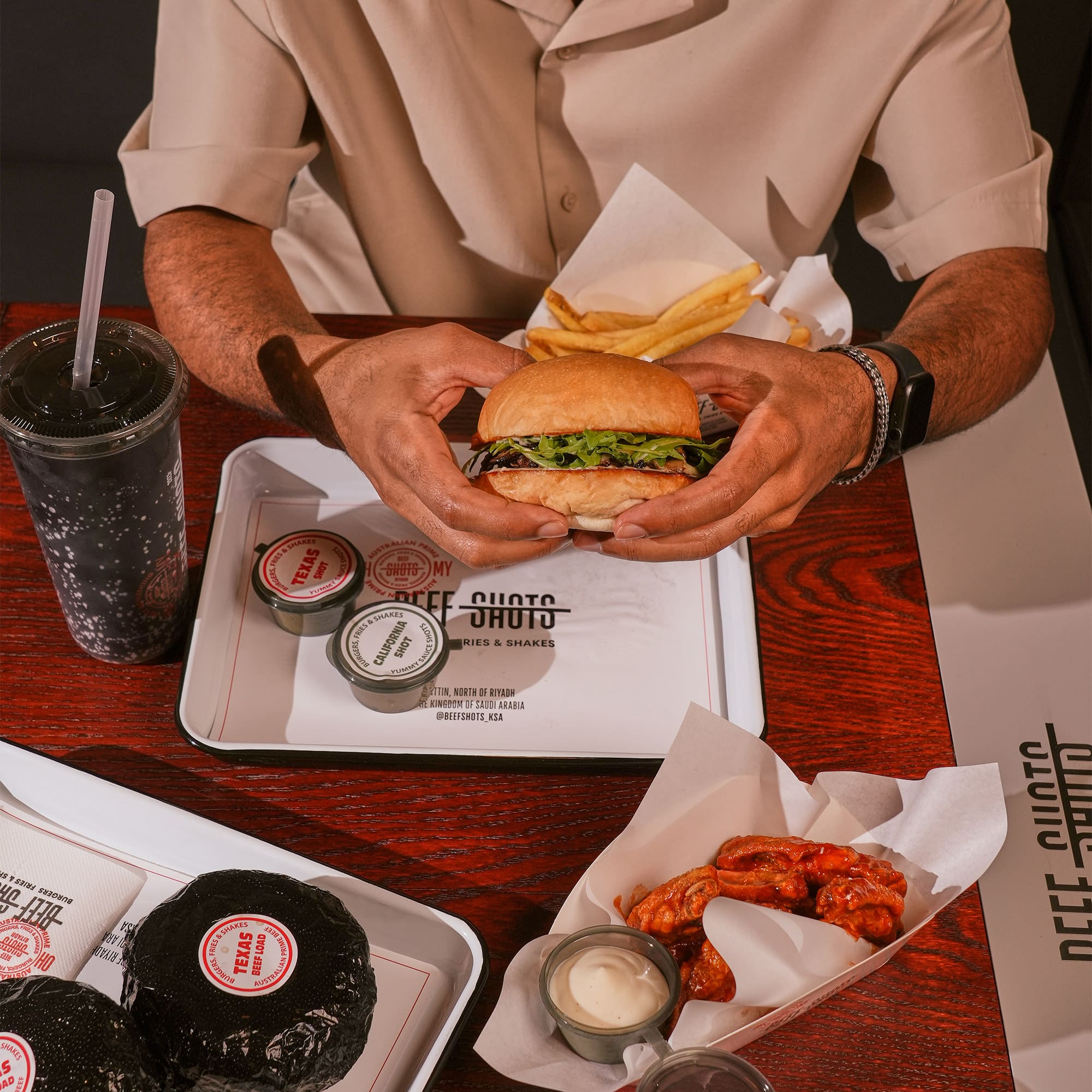 مطعم-برجر-في-الرياض-بيف-شوتس-فرع-التحليه-وفرع-حطين-وفرع-النرجس صورة من مطعم بيف شوتس في الرياض، متخصص في برجر اللحم الأسترالي الفاخر. يقدم تكساس بيف لود، كاليفورنيا برجر، أوكلاهوما ستايل، ووايلد ترافل المصنوع من الترفل الإيطالي الحقيقي مع صوصات أصلية. فروعنا في التحلية وحطين، ومتواجدون عبر تطبيقات التوصيل المعروفة.