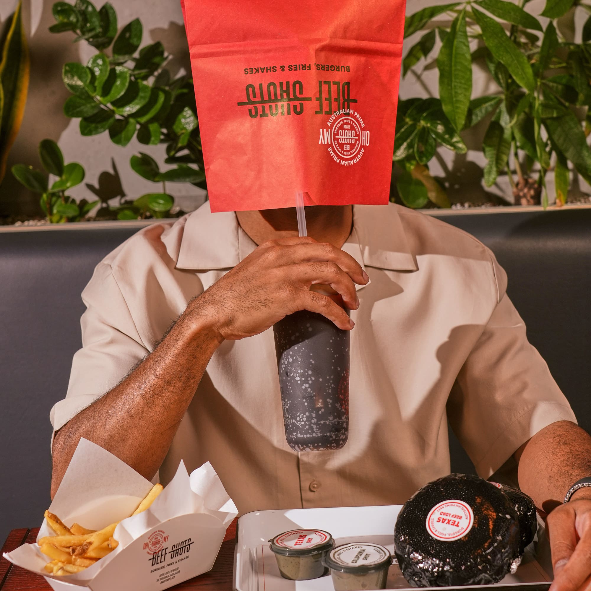 مطعم برجر في الرياض | بيف شوتس صورة من مطعم بيف شوتس في الرياض، متخصص في برجر اللحم الأسترالي الفاخر. يقدم تكساس بيف لود، كاليفورنيا برجر، أوكلاهوما ستايل، ووايلد ترافل المصنوع من الترفل الإيطالي الحقيقي مع صوصات أصلية. فروعنا في التحلية وحطين، ومتواجدون عبر تطبيقات التوصيل المعروفة.