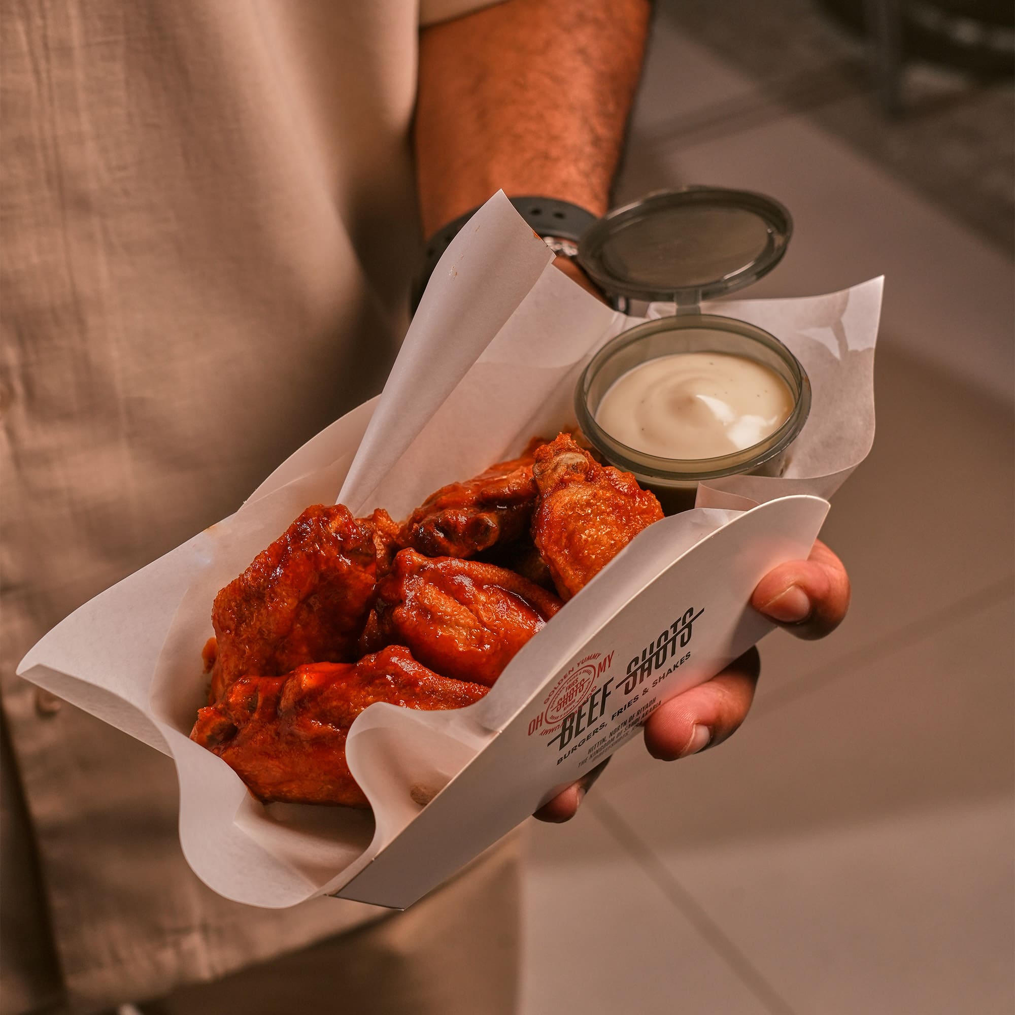 مطعم برجر في الرياض | بيف شوتس صورة من مطعم بيف شوتس في الرياض، متخصص في برجر اللحم الأسترالي الفاخر. يقدم تكساس بيف لود، كاليفورنيا كلاسيك، أوكلاهوما ستايل، ووايلد ترافل المصنوع من الترفل الإيطالي الحقيقي مع صوصات أصلية. فروعنا في التحلية وحطين، ومتواجدون عبر تطبيقات التوصيل المعروفة.