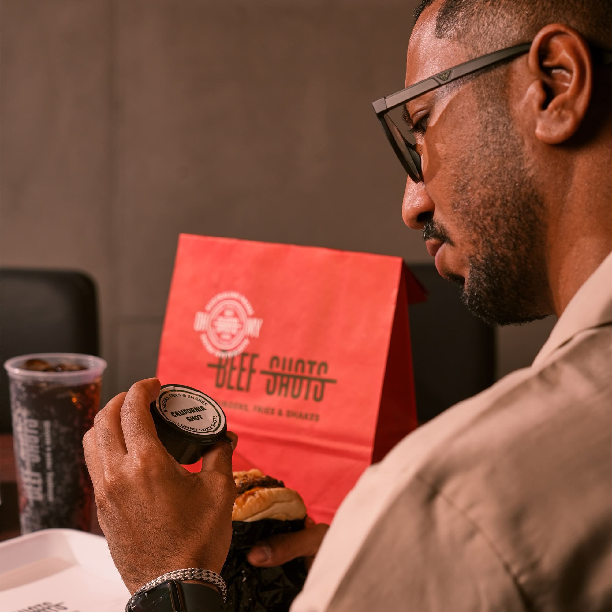 مطعم برجر في الرياض | بيف شوتس صورة من مطعم بيف شوتس في الرياض، متخصص في برجر اللحم الأسترالي الفاخر. يقدم تكساس بيف لود، كاليفورنيا برجر، أوكلاهوما ستايل، ووايلد ترافل المصنوع من الترفل الإيطالي الحقيقي مع صوصات أصلية. فروعنا في التحلية وحطين، ومتواجدون عبر تطبيقات التوصيل المعروفة.