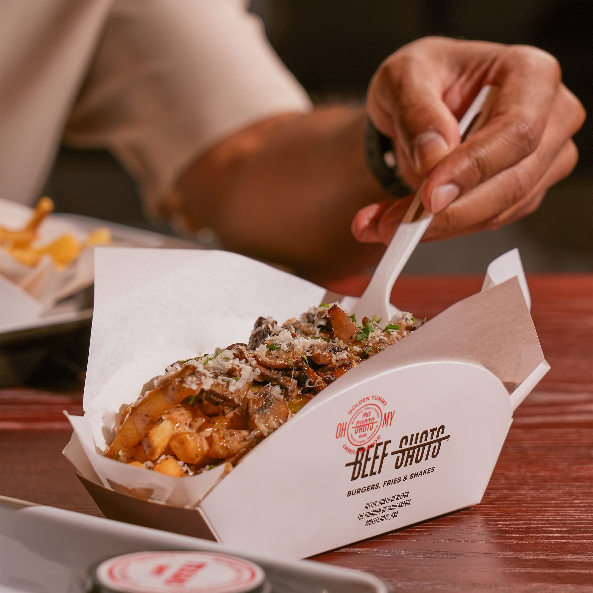 مطعم برجر في الرياض | بيف شوتس صورة من مطعم بيف شوتس في الرياض، متخصص في برجر اللحم الأسترالي الفاخر. يقدم تكساس بيف لود، كاليفورنيا برجر، أوكلاهوما ستايل، ووايلد ترافل المصنوع من الترفل الإيطالي الحقيقي مع صوصات أصلية. فروعنا في التحلية وحطين، ومتواجدون عبر تطبيقات التوصيل المعروفة.